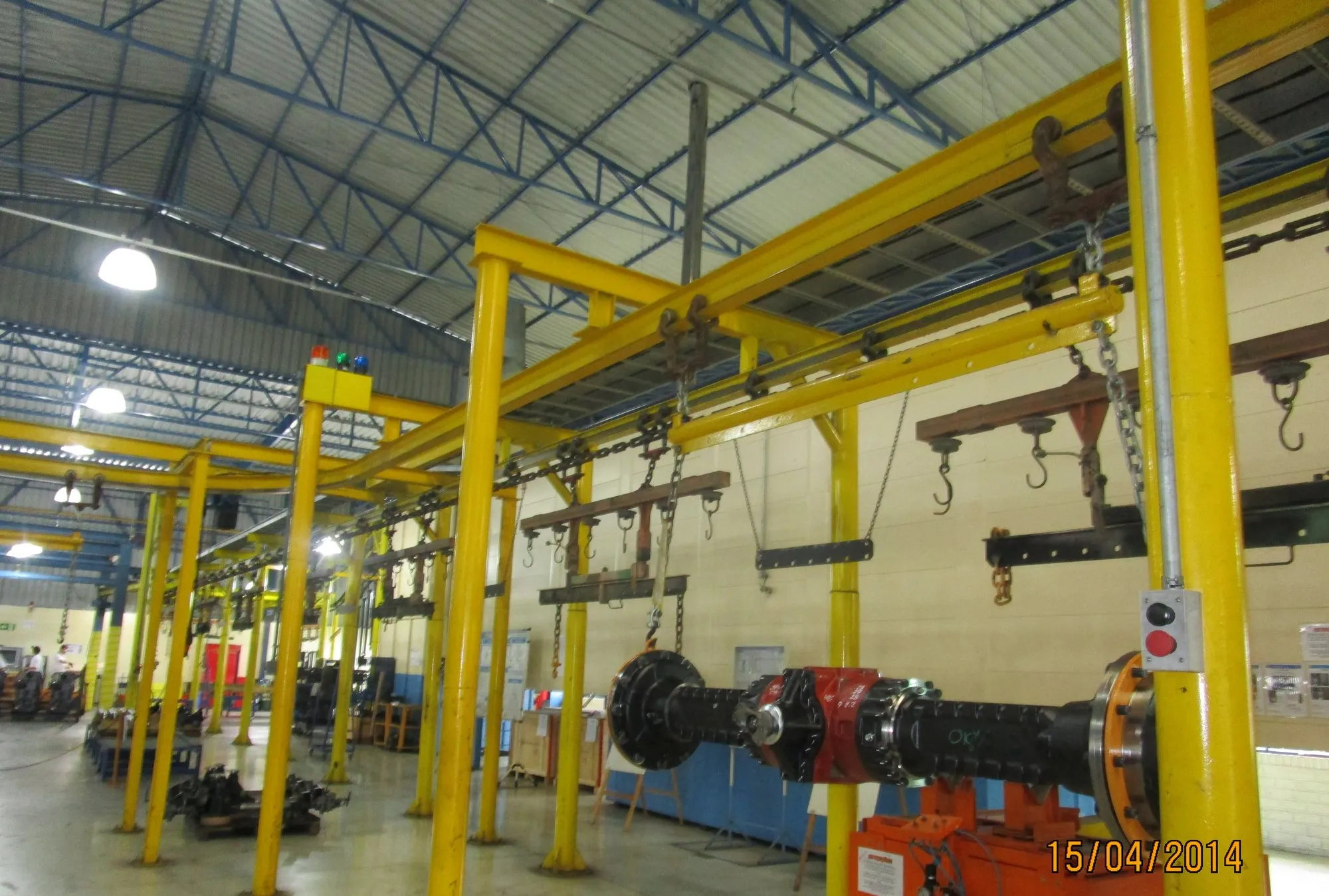 Linha de automação industrial desenvolvida pela CODA, com transportador aéreo em operação