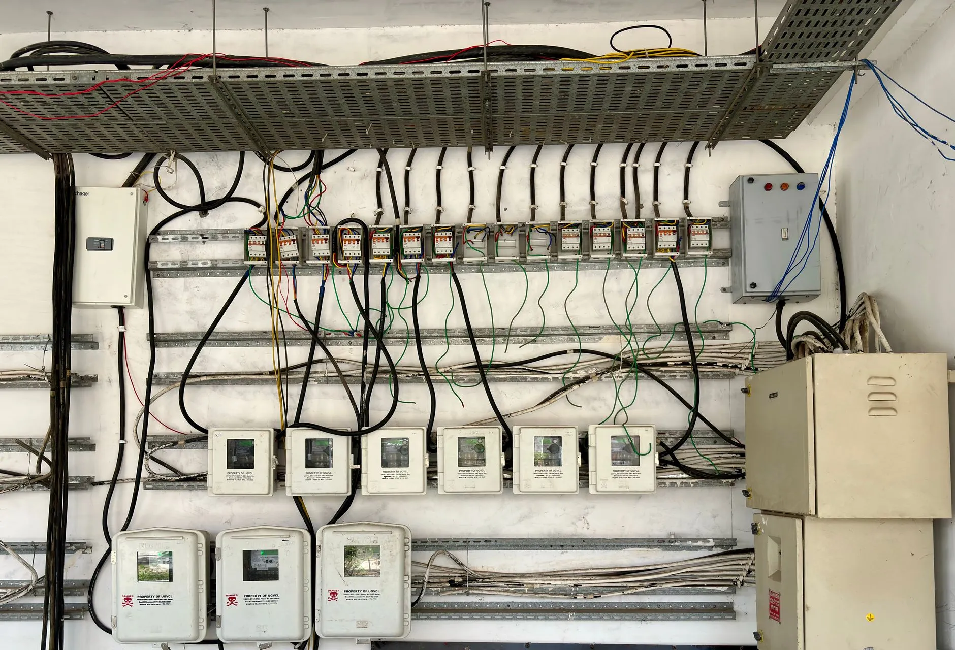 Painel elétrico industrial com malha de cabeamento e dispositivos de comando