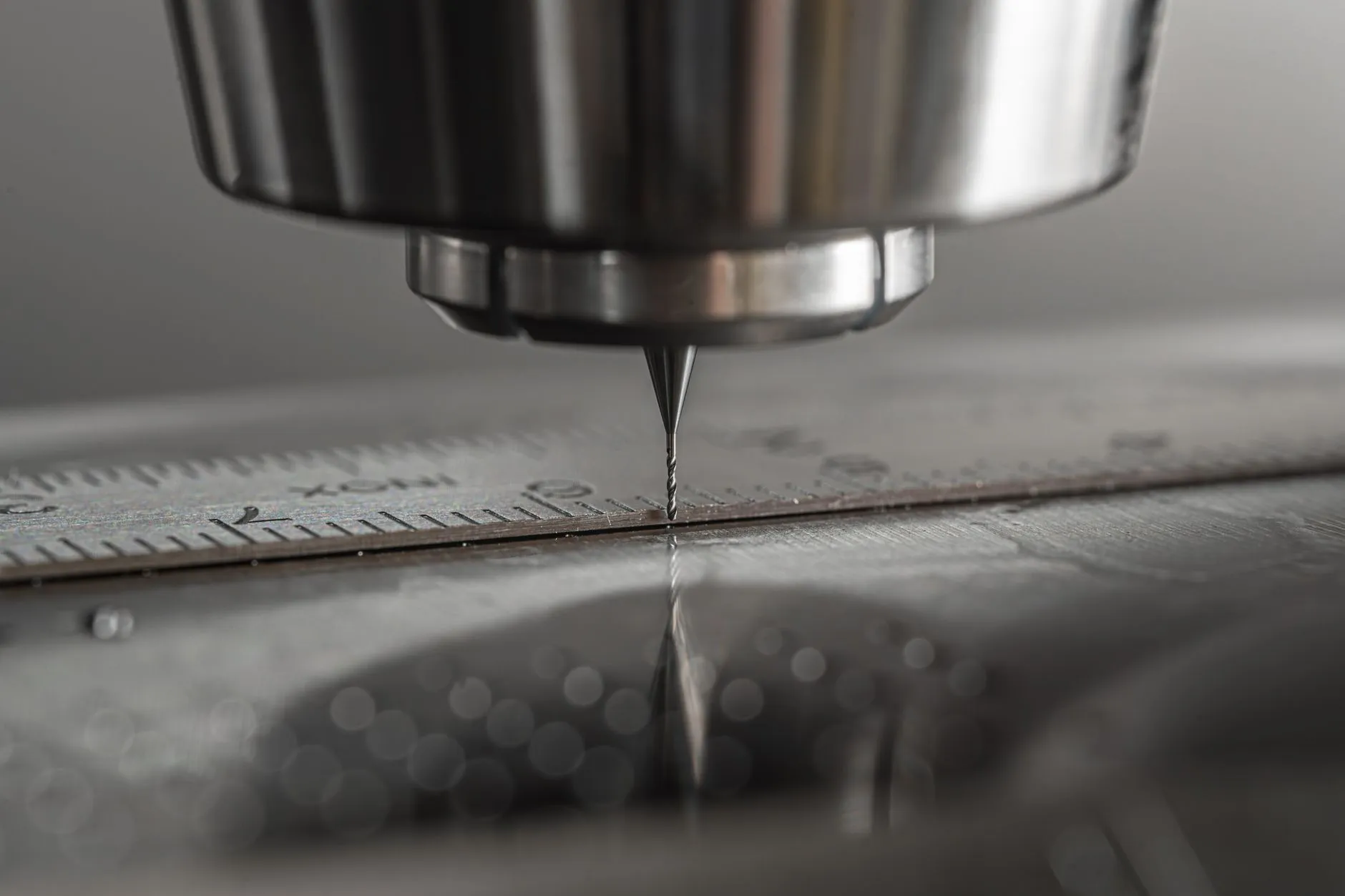 Máquina CNC usinando peça metálica em close